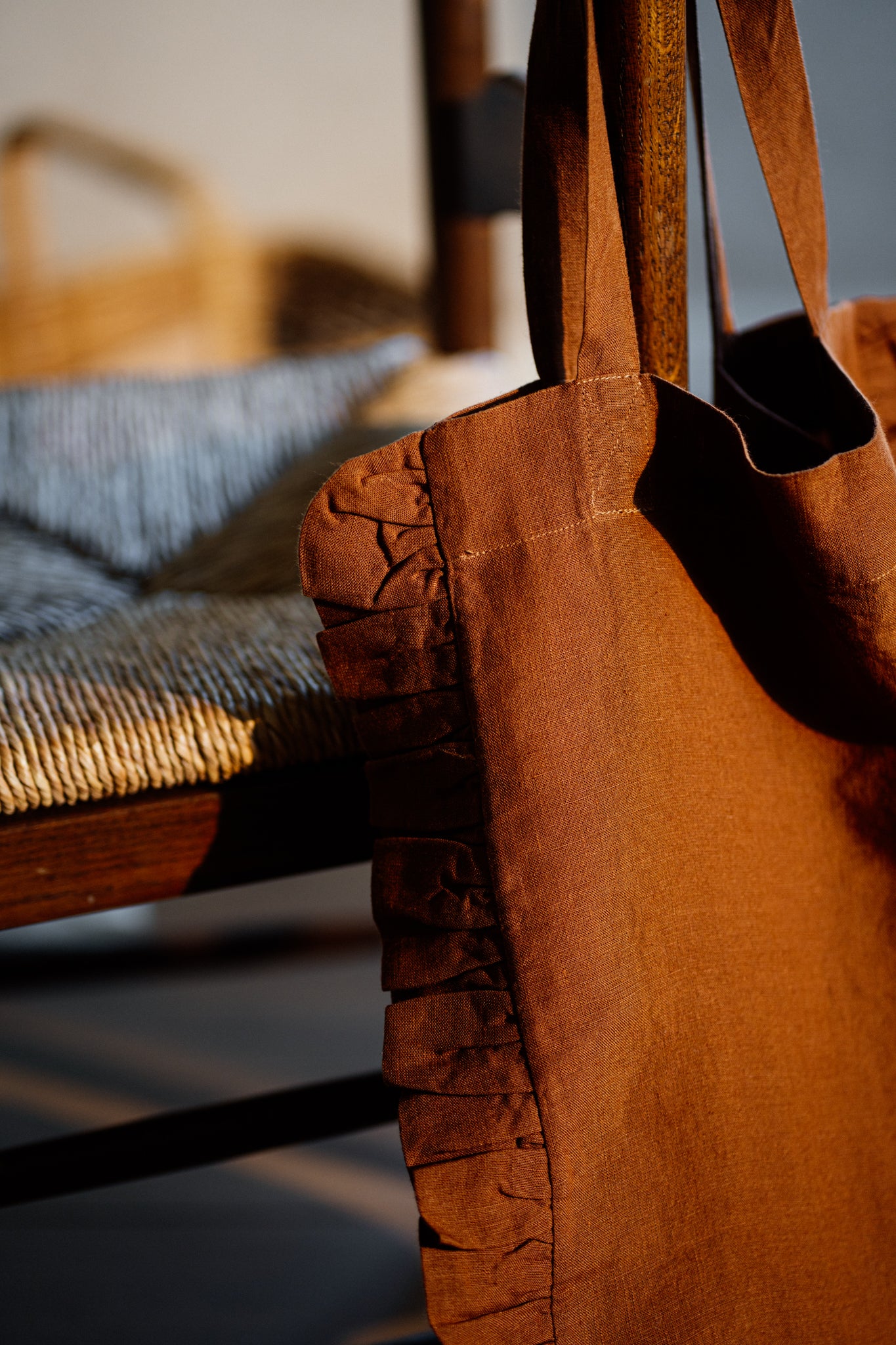 Ruffle Tote Bag#color_warm-brown