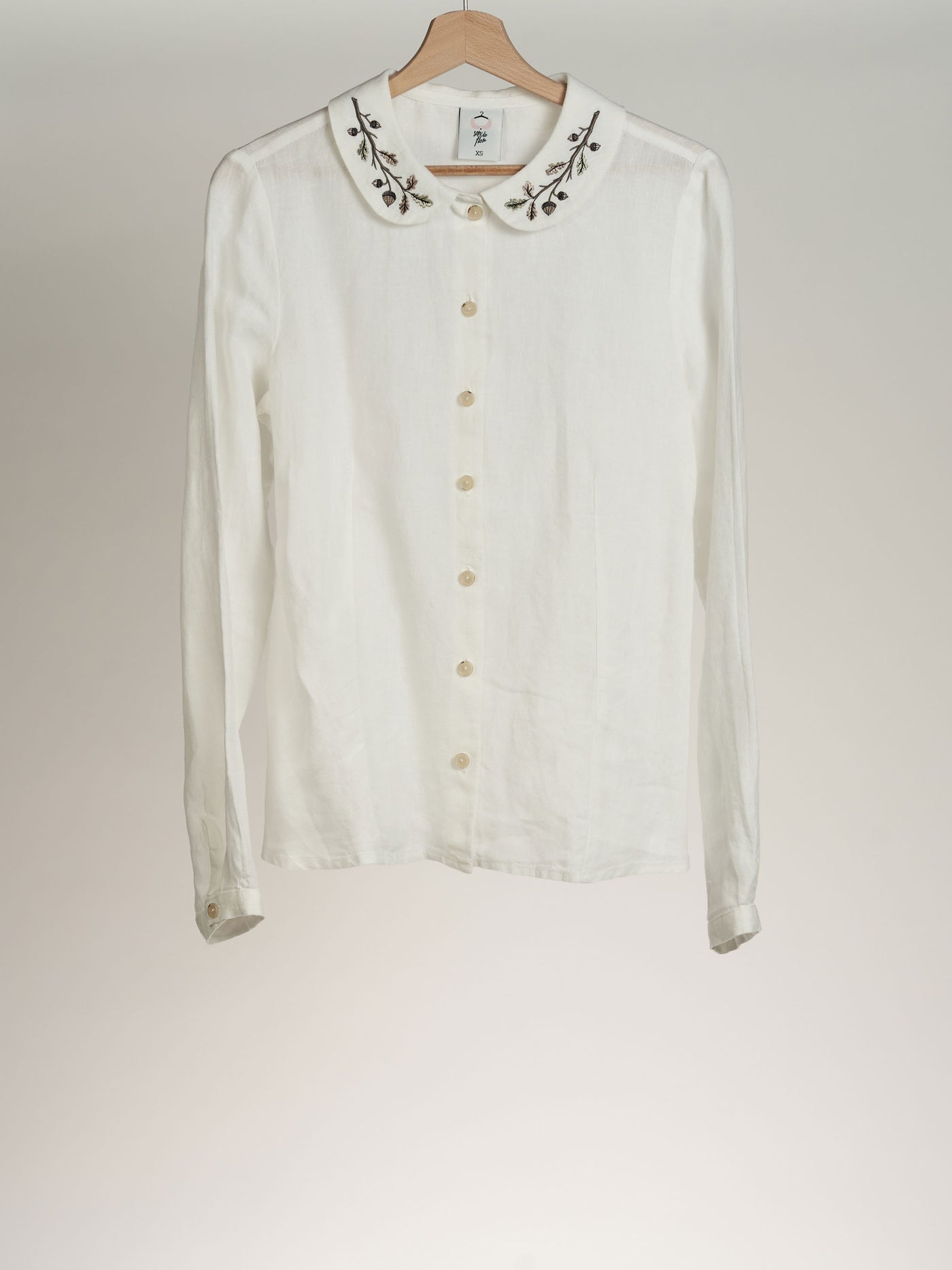 Long Sleeve Classic Shirt with Embroidered Hazelnut Collar