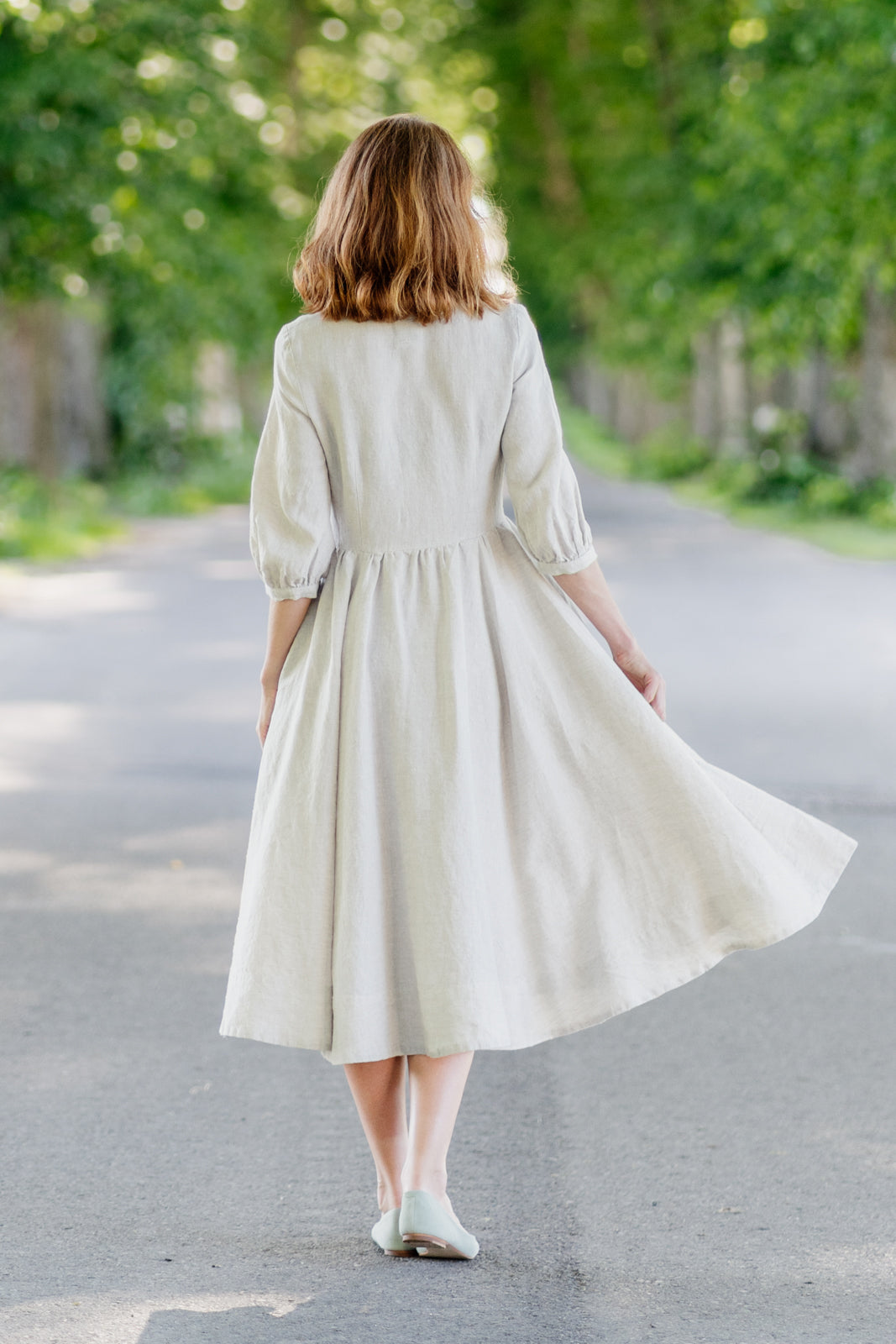 Lady walking in Son de Flor linen dress in color natural dot